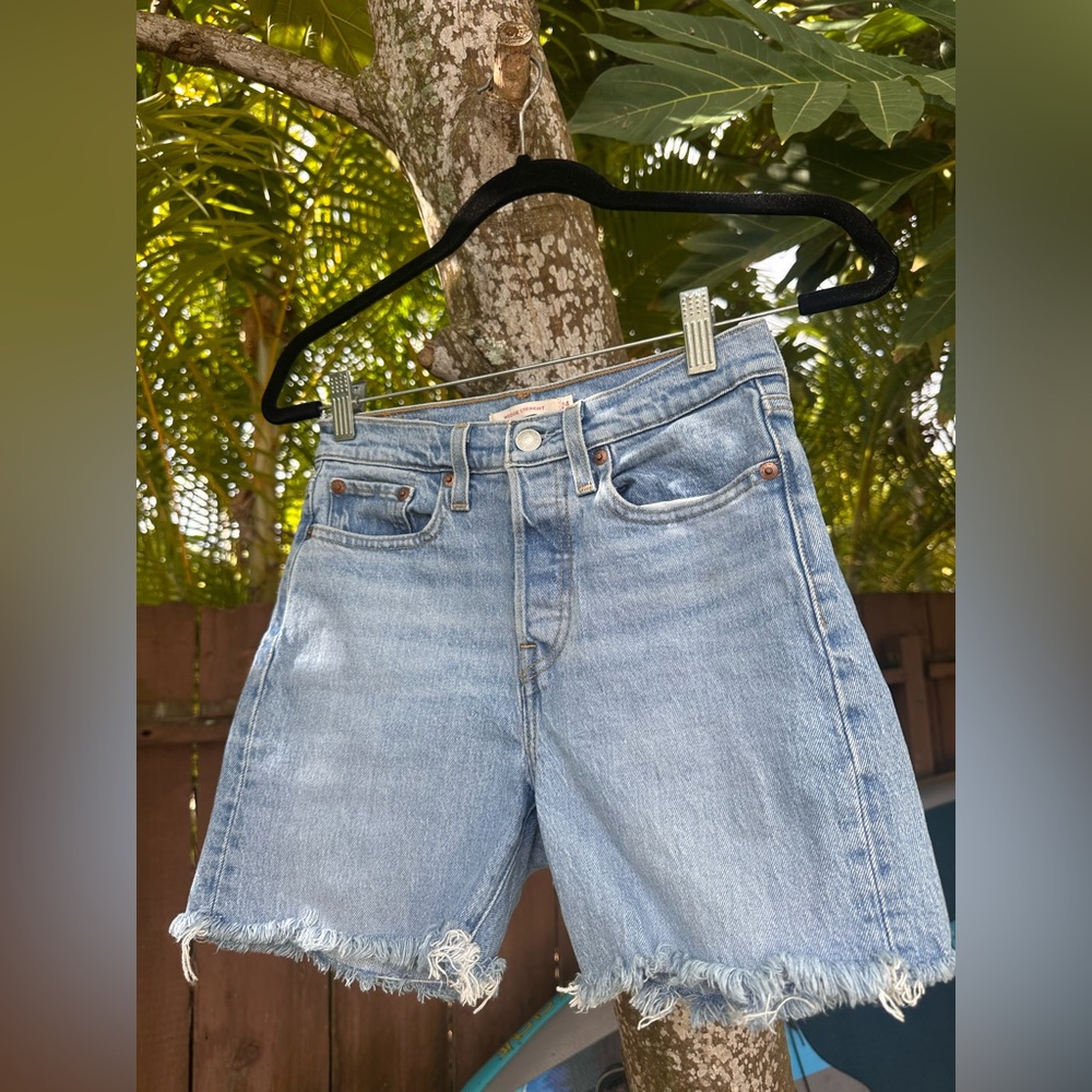 Levi’s Wedgie Straight Cut Off Denim Short Size 24